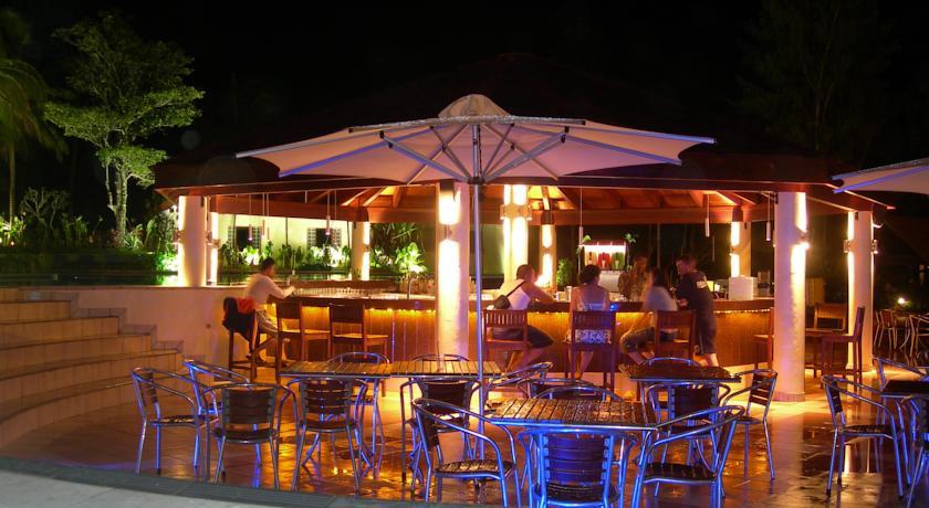 The Warwick Fiji Hotel Korolevu  Exterior foto The bar at the pool