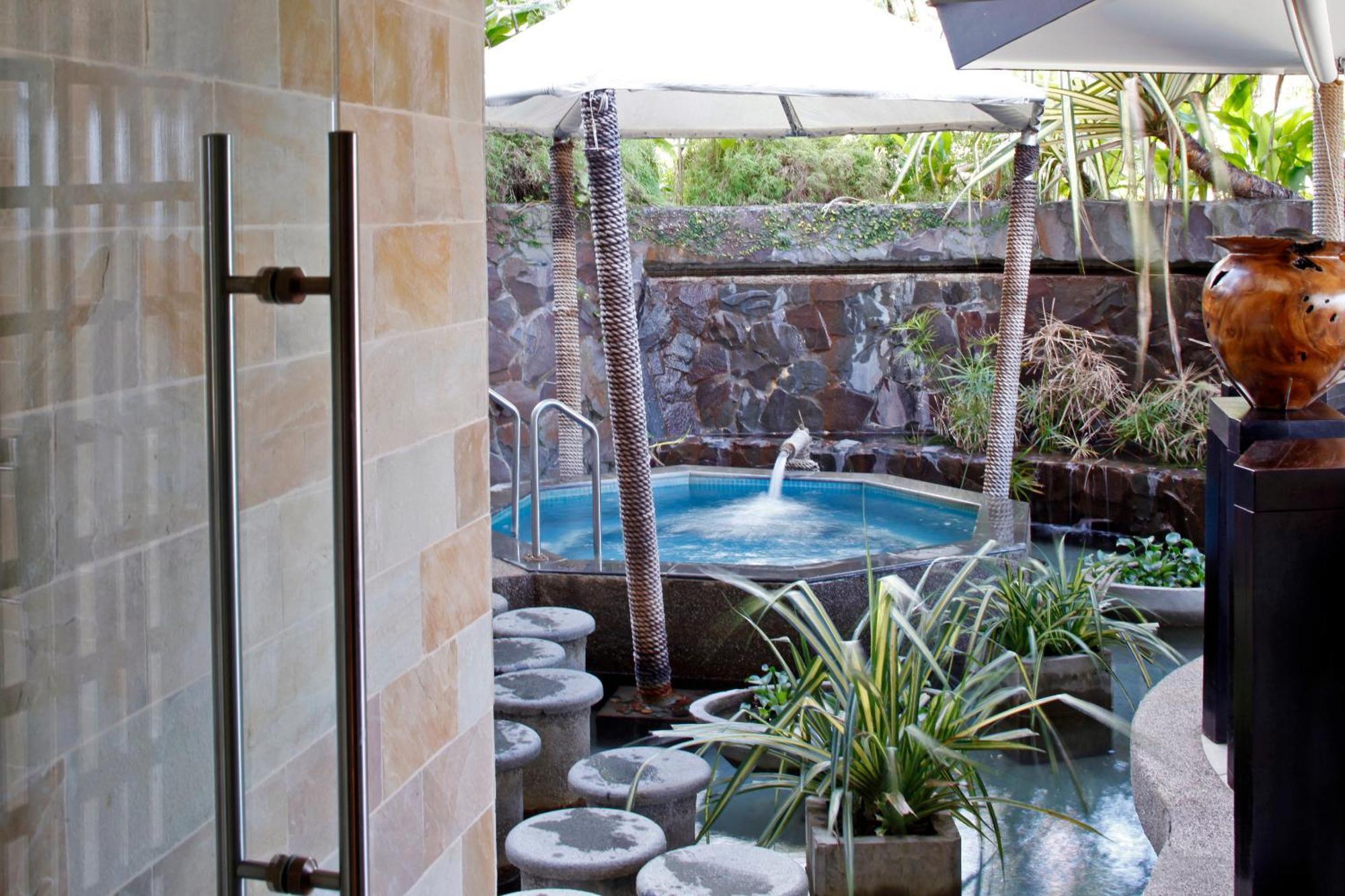 The Warwick Fiji Hotel Korolevu  Exterior foto A private onsen in Hawaii