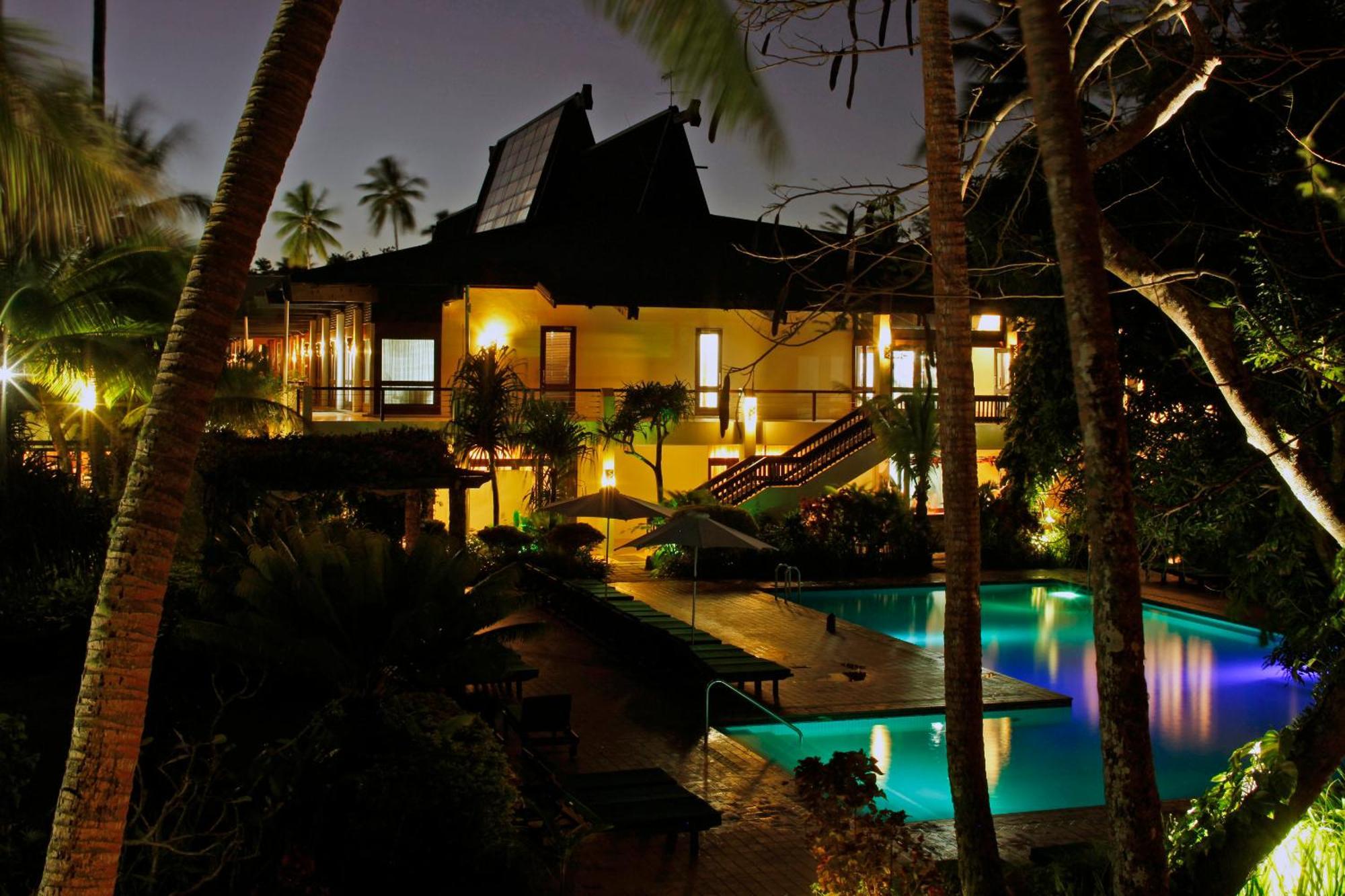 The Warwick Fiji Hotel Korolevu  Exterior foto The house at night